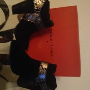 NWT Donald J Pliner Selita ankle boots